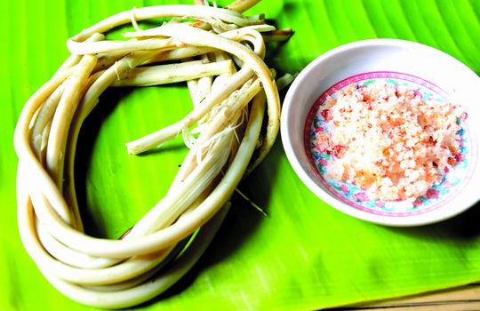 Đọt mây là một món ăn không thể thiếu trong bữa cơm của người đồng bào S’Tiêng ở Bình Phước. Đọt mây nướng dưới than củi hồng, thơm thơm, ngầy ngậy.  Ăn đọt mây, bạn sẽ cảm thấy ở cổ họng vị đăng đắng xen ngọt và mát. Chấm đọt mây với muối ớt the nồng cộng thêm chút chanh, bạn đã tìm được ngũ vị tinh túy trên đời. Không chỉ vậy ăn đọt mây còn trị được chứng chướng bụng, đầy hơi và giải rượu.