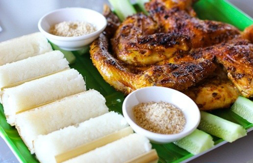 Cơm lam hay còn gọi là cơm ống là cơm được nấu chín trong ống tre, nứa hoặc ống lồ ô là món ngon của Bình Phước. Tùy theo người dùng có thể nấu bằng gạo tẻ hay gạo nếp và có thể trộn với các loại đậu xanh, đậu đen, đậu phộng… Ống tre được chọn để nấu không quá non cũng không quá già.  Cơm lam vừa dẻo vừa bùi lại thêm mùi thơm đặc trưng của ống tre nướng nên ai cũng thèm được thưởng thức. Cơm lam được dọn ra ăn cùng với thịt gà hay thịt heo rừng nướng, tuy nhiên cơm lam ngon nhất khi ăn với muối mè hoặc muối vừng.