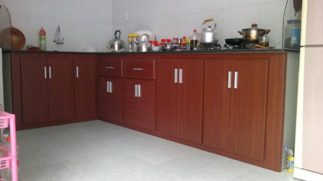 Thay cửa của tủ bếp: Thay mới cửa tủ bếp đã bị mòn hoặc chà nhám sẽ mang lại một cái nhìn mới đẹp cho căn bếp. Sử dụng cửa kính hoặc cửa có độ bóng cao để tạo nên vẻ lộng lẫy cho căn bếp. Bạn cũng có thể tháo bỏ những cánh cửa tủ ở một vài ngăn và tạo ra những giá, kệ mở để trưng ra những dụng cụ đẹp nhất trong căn bếp.
