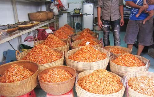 Tôm khô Cà Mau nổi tiếng là tôm khô Rạc Gốc huyện Ngọc Hiển, tỉnh Cà Mau. Hàng năm cứ vào tháng 11 âm lịch là bà con tại Rạch Gốc lại vào mùa làm tôm khô. Để sản suất ra được những con tôm khô ngon, chất lượng, ngày xưa bà con thường luộc rồi phơi thủ công, nhưng ngày nay, nhiều hộ Đăng ký và nhận 60K 24 bao lì xì miễn phí mỗi ngày đã đầu tư máy sấy để con tôm đảm bảo độ ngon ngọt.