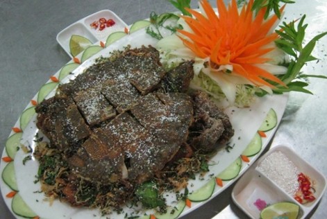 Món rùa rang muối được xem là đặc sản của vùng đất Cà Mau và hiện nay cũng rất khó tìm. Rùa là một loại động vật hoang dã có rất nhiều ở vùng rừng ngập mặn mũi.