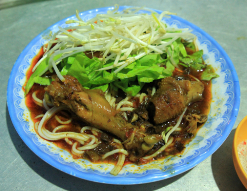 Người Cà Mau kết hợp món bánh tầm với cà ri gà thành một món ăn đặc trưng của miền đất phương nam này. Dĩa bánh tầm được chan nước cà ri gà thêm phần thịt, mề và huyết được băm nhỏ chan lên ăn kèm với rau sống.