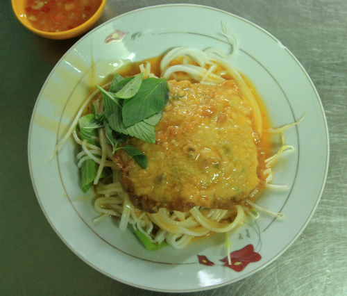 Bánh tầm xíu mại tàu hủ ky: Thịt được băm nhuyễn, ướp với gia vị cho thấm. Tàu hũ ky chiên sơ rồi cắt từng miếng vuông bằng bàn tay xòe ra. Trải miếng tàu hủ ky ra gói thịt băm lại và hấp lên, bạn sẽ có ngay món tàu hũ ky ngon như ý. Giá 25.000 một đĩa ở các quán trên đường Bùi Thị Xuân.