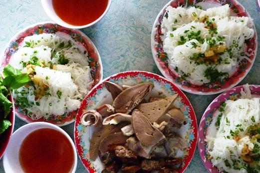 Nếu các vùng khác, món dọn kèm của bánh hỏi thường là nem nướng, thịt heo thì khi đến Bình Thuận, cụ thể là thị trấn Phú Long, huyện Hàm Thuận Bắc, bạn sẽ bất ngờ với sự kết hợp không giống ai giữa bánh hỏi và lòng lợn. Nghe có phần đơn giản, song để tạo thành món “ai ăn cũng nhớ”, người đầu bếp phải rất kỳ công trong hàng loạt khâu chế biến bánh hỏi, cách luộc lòng đến tỷ lệ cân đối giữa các thành phần trong chén mắm me dọn kèm.