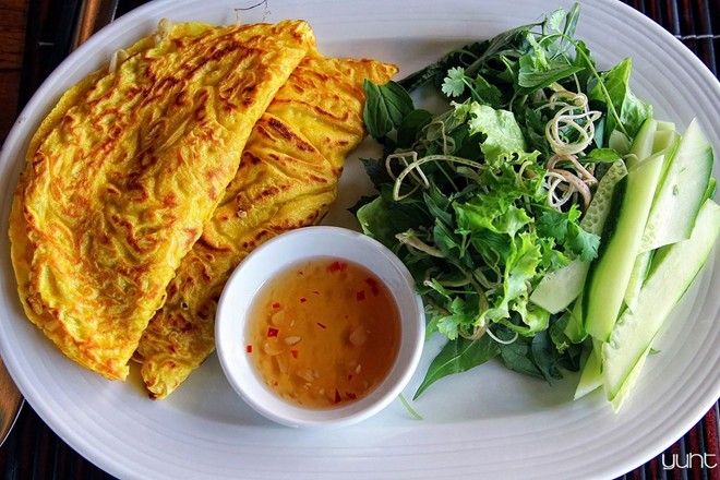 Bánh xèo Mỹ Cang ngon là nhờ các thành phần đều được chế biến từ đặc sản địa phương. Như gạo phải được xay từ loại lúa ở cánh đồng khu Đông. Tôm phải là loại tôm đất sống nước lợ ở đầm Thị Nại. Nước chấm phải được pha chế từ loại nước mắm nguyên chất...  Bánh xèo ăn kèm với là bánh tráng gạo nguyên chất, rau sống, một ít xoài và dưa leo xắt mỏng và chén nước mắm vàng ươm ngọt ngào hương vị miền biển. Cái ngọt của tôm tươi, cái giòn giòn của gạo đủ lửa và một chút chua, chát của xoài và chuối chát, quyện tất cả lại thành một món ăn vô cùng hấp dẫn.