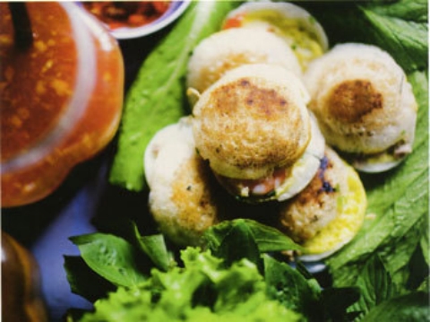 Được nướng chín bởi những chiếc khuôn làm từ gốm Bàu Trúc, bánh căn vừa mang hơi thở của vùng đất nắng gió, vừa mang hương vị của biển thông qua phần nhân hải sản hấp dẫn. Cũng như bánh căn Phan Rang, bánh căn Phan Thiết cũng quyến rũ du khách ở sự phong phú của hàng loạt loại nước chấm khác nhau.