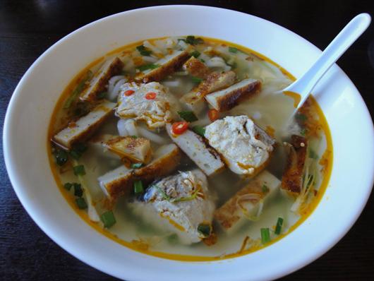 Điểm hấp dẫn của bánh canh chả cá ở Phan Thiết ngoài những miếng chả cá được chiên vàng hay hấp trắng tinh là những sợi bánh canh sợi nhỏ có màu trắng sữa. Nếu thưởng thức món ăn này tại Bình Thuận, bạn đừng quên thử cách kết hợp lạ giữa bánh mì và nước dùng của người dân nơi đây.