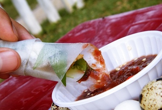 Có hai cách phối vị cho món ăn này. Một là sự giao hòa giữa bánh tráng nướng chín, nhúng nước, rau sống, thịt hay cá, mắm ruốc cho món cuốn chấm. Một là chấm hẳn miếng bánh tráng nướng giòn tan, thơm lừng vào chén mắm ruốc cay nhẹ, thơm đậm. Mỗi cách có một cái thú khác nhau và tùy thuộc vào hoàn cảnh khác nhau. Song nhìn chung, vị thơm của món mắm vốn đậm vị và cái giòn tan, thơm lừng của bánh tráng nướng sẽ mang đến cho bạn hồi ức khá ngọt ngào.