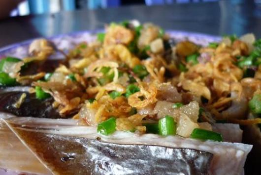 Có thể chế biến nhiều món ngon từ cá lồi như nấu canh chua, kho tỏi, tiêu hay ớt, nhưng hấp dẫn nhất vẫn là món cá lồi xối mỡ. Ngoài điểm nhấn độ ngọt, tươi của cá, nước mắm me với vị béo của gan cá cũng mê hoặc thực khách không kém.