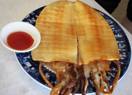 Mực một nắng có nhiều ở những vùng biển du lịch, nhưng thực khách sành ăn cho rằng món này ngon nhất là ở Phan Thiết. Tại thành phố này, đâu đâu cũng gặp món mực một nắng, từ quán ăn vỉa hè đến nhà hàng của các resort sang trọng…