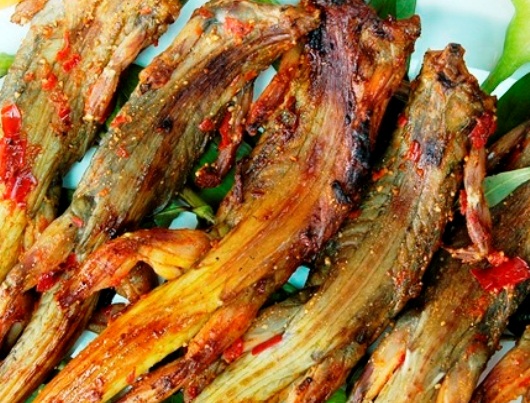Dông hay nhông là một trong những đặc sản nổi tiếng của Bình Thuận. Có rất nhiều cách chế biến món dông song ngon nhất là dông nướng muối ớt (để nguyên con hay chặt nhỏ tùy kích thước).  Loại bò sát này ghi điểm ở những thớ thịt trắng phau, vị săn chắc cùng vị ngọt, thơm lạ. Giá các món dông dao động từ 100.000 – 500.000 đồng.