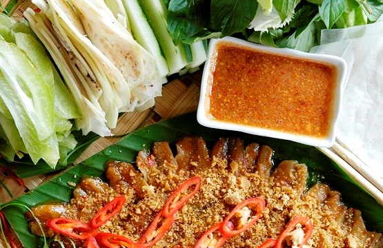 Gỏi cá Phan Thiết được chế biến từ những loài cá có sẵn như cá mai, cá suốt hay cá đục. Gỏi cá rất dễ làm nên các quán thường cạnh tranh nhau ở cách xử lý hay cách gia giảm mùi vị, nguyên liệu đi kèm. Một đĩa gỏi cá ngon phải đạt đủ chuẩn chua, cay của ớt, của hành tây ngâm giấm, tươi ngon của cá, cả cái giòn của những sợi rong tuyết đi kèm.