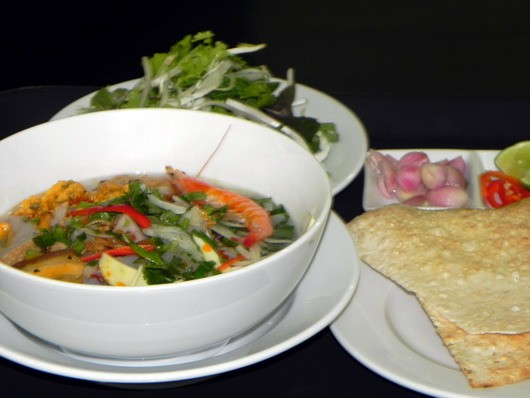 Điểm nhấn của món bún chả cá Quy Nhơn là phần chả cá là được làm từ những cá thu thịt ngọt và phải quết sao cho miếng bánh chả láng mịn, tròn dày vừa phải, cùng nước lèo được nấu từ xương và đầu cá thu, trong veo, ngọt tự nhiên. 
