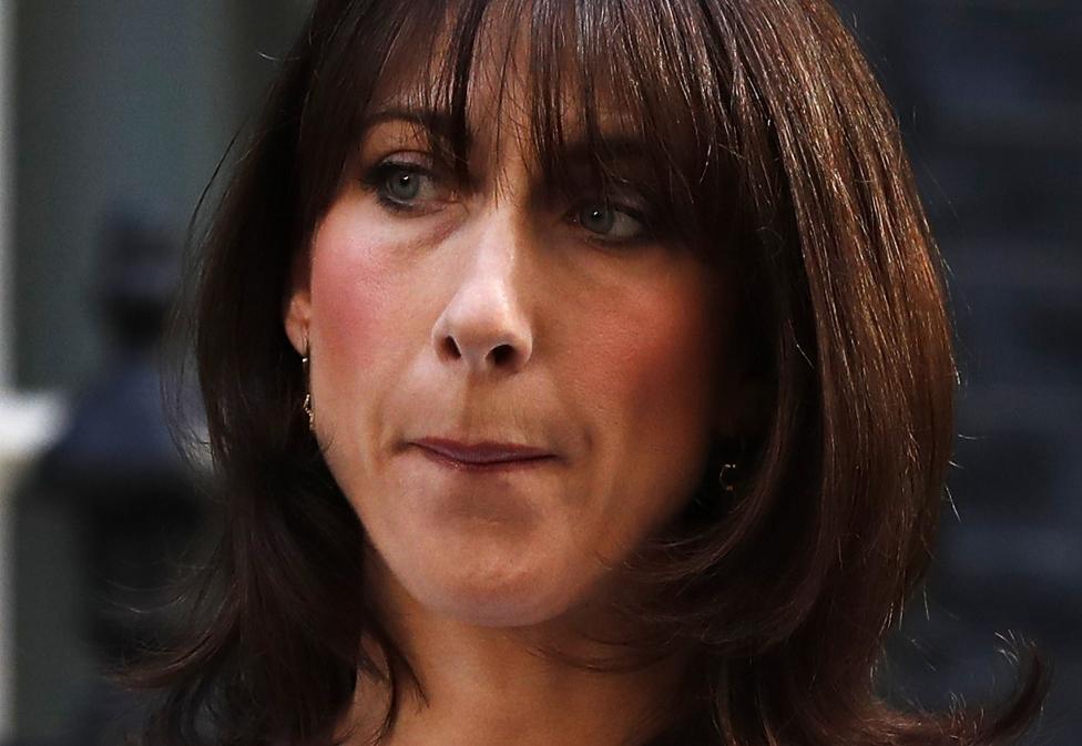 Samatha Cameron quan sát chồng bà – David Cameron đưa ra tuyên bố. 