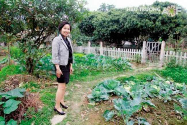 Ở cơ ngơi riêng tọa lạc tại huyện Sóc Sơn, Hà Nội, vợ chồng ca sĩ Mỹ Linh – nhạc sĩ Anh Quân dành một diện tích lớn làm vườn rau cho Đăng ký và nhận 60K 24 bao lì xì miễn phí mỗi ngày. Họ sống theo đúng kiểu mô hình “tự cung tự cấp” các loại rau như dưa chuột, bắp cải… Bên cạnh đó, Mỹ Linh còn nuôi gà, thả cá.
