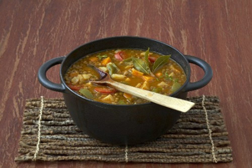 Lẩu lá rừng - đặc sản Đắk Lắk - như kiểu canh thập cẩm, đủ các loại lá rừng hợp lại mà thành. Đơn giản là làm sao chọn hái các loại lá lành tính, nấu lên cùng với thịt, tôm, cho gia vị như bất cứ món canh bình thường nào là xong. Dù nghe thì không mấy hấp dẫn nhưng lẩu lá rừng vẫn cho cảm giác rất khác khi thưởng thức. Lẩu lá rừng - đặc sản Đắk Lắk - như kiểu canh thập cẩm, đủ các loại lá rừng hợp lại mà thành. Đơn giản là làm sao chọn hái các loại lá lành tính, nấu lên cùng với thịt, tôm, cho gia vị như bất cứ món canh bình thường nào là xong. Dù nghe thì không mấy hấp dẫn nhưng lẩu lá rừng vẫn cho cảm giác rất khác khi thưởng thức.