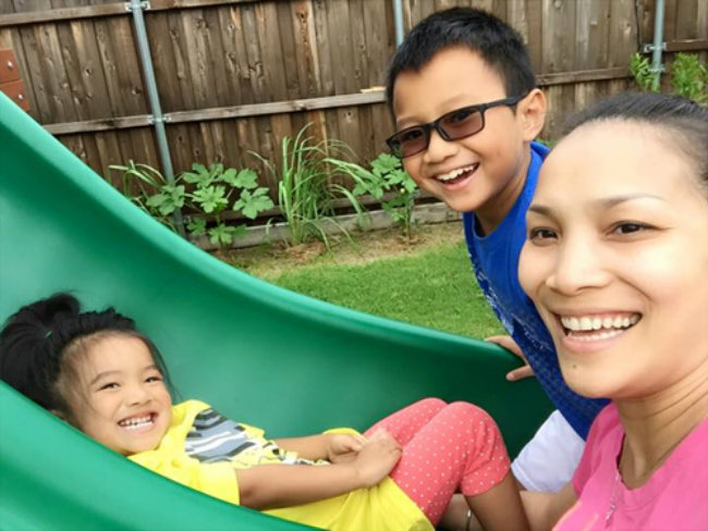 Tuy sinh sống ở Texas, Hoa Kỳ nhưng bữa cơm hằng ngày của ca sĩ Hồng Ngọc vẫn không thiếu những món ăn thuần Việt. Mỗi lần về quê nhà, chị thường mang từ Việt Nam những hạt giống rau quen thuộc và trồng trên khu vườn nhỏ nơi đất khách của mình