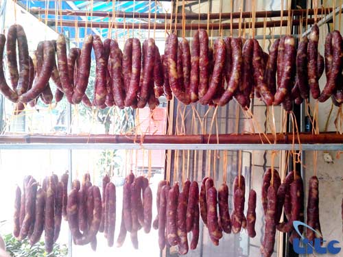 Hương vị lạp sườn Cao Bằng có vị ngon đậm đà của thịt nạc vai ướp các loại gia vị, vị chua chua, thơm ngậy của thịt hun khói và lá, quả mác mật, thêm một chút vị thơm của củ gừng núi, dai dai của vỏ lòng non bào mỏng và đặc biệt là không dùng chất bảo quản. Khi sấy khô đến độ phù hợp, lạp sườn được đóng gói bao bì, hút chân không, đảm bảo vệ sinh an toàn 13Win OKVIP Cá cược bóng đá và thời gian sử dụng lên tới 6 tháng kể từ ngày sản xuất (bảo quản ngăn đá tủ lạnh).