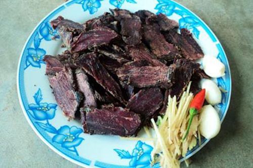 Bếp của người Tày, Nùng suốt ngày đêm lúc nào cũng có hơi lửa. Hơi lửa, hơi khói giúp cho thịt khô, săn cứng lại. Khoảng mười đến mười lăm ngày là đem xuống dùng được. Khi muốn mang xuống ăn phải ngâm trong nước nóng cho thịt nở ra, rửa sạch rồi thái ra thành từng lát mỏng. Chờ cho chảo nóng rồi đổ dầu vào, tiếp theo phi tỏi cho thơm rồi cho thịt vào đảo đều. Sau khi những lát thịt đã se se, đổ một ít nước vào om cho thịt mềm. Tỏi thì băm nhuyễn và gừng tươi thái chỉ đổ tất cả vào vào xào chung. Bây giờ thì hãy nêm gia vị cho vừa miệng và bây giờ chúng ta sẽ có đĩa bò gác bếp thơm lừng. Lát thịt bò có màu nâu đỏ, nhìn có vẻ khô nhưng lại rất mềm, hơi dai mà không bị xác, không bở, càng nhai càng thấy bùi.