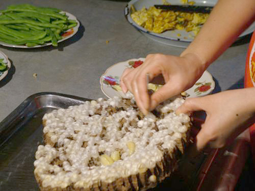 Ong vò vẽ là một loại ong có nọc độc nổi tiếng là hung dữ và nguy hiểm, thế nhưng, ở Cao Bằng, loại ong này đang được chế biến thành nhiều món ăn đặc sắc mang đậm dấu ấn và bản sắc dân dã…  Nhộng ong sau khi được tách ra khỏi tổ thân tròn, béo mập rất mềm và trắng mọng. Để món ăn được ngon thì phải xào với măng chua, ăn vừa béo, giòn, ngọt, chua, theo mọi người nói có lẽ là món ăn làm từ côn trùng ngon nhất. Ngoài món ong xào măng còn có món ong nấu cháo. Vào mùa thu chính là mùa ăn ong tại Cao Bằng. Ong được bắt cả ổ, con lớn thì bán hay ngâm rượu, con nhỏ thì để chế biến món ăn.