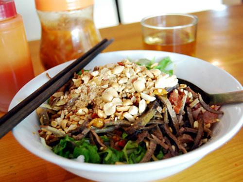 Phở chua Cao Bằng không chỉ là đặc sản của miền sơn cước mà còn được liệt vào danh sách những món ăn đặc sản Việt Nam. Là món ăn nguội, phở chua được yêu thích khi ăn vào vào mùa thu và mùa hè.  Phở chua Cao Bằng ngon bởi vì bánh có độ dẻo, kết hợp với độ béo của thịt ba chỉ, vịt quay và còn có vị ngậy của mỡ vịt, vị chua cay của măng ớt… Ăn vào lúc thời tiết hơi lạnh thì thấy rất ấm áp, mùa nóng lại có cảm giác mát lạnh. Khi ăn hết tô, có vị chua đọng lại nên vẫn cảm thấy thèm ăn thêm. Ăn lần đầu còn lạ miệng, đến lần thứ hai, ba bạn sẽ cảm thấy nghiện hương vị độc đáo của nó.
