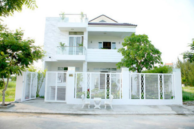 Ngôi nhà sang trọng, thanh lịch ở quận 7 (TP HCM) do vợ MC Quyền Linh lên ý tưởng. Nội thất có tông màu tươi sáng, nhà thoáng đãng, giao hòa với không gian bên ngoài