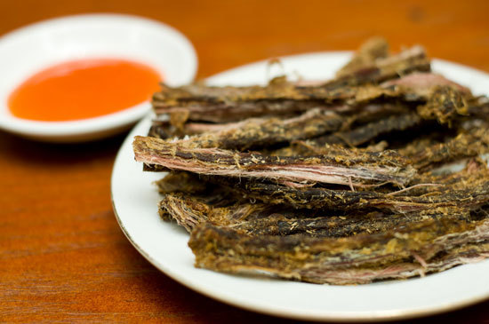 Thịt nai giờ trở thành món đặc sản chủ yếu của vùng rừng núi Tây Nguyên, đặc biệt là ở Đắk Lắk vì vùng Tây Bắc giờ rất khó kiếm được. Thịt nai tươi khác thịt bò ở chỗ ít gân, mỡ màu trắng ngà, mềm hơn cả thịt bê non. Thịt bò 7 món đã gây thèm muốn, có nơi trở thành đặc sản, nhưng 7 món nai vượt xa một cách bất ngờ, cho nên càng không thể so sánh với bò, cho dù là bê cũng không đọ nổi với thịt nai. Thịt nai giờ trở thành món đặc sản chủ yếu của vùng rừng núi Tây Nguyên, đặc biệt là ở Đắk Lắk vì vùng Tây Bắc giờ rất khó kiếm được. Thịt nai tươi khác thịt bò ở chỗ ít gân, mỡ màu trắng ngà, mềm hơn cả thịt bê non. Thịt bò 7 món đã gây thèm muốn, có nơi trở thành đặc sản, nhưng 7 món nai vượt xa một cách bất ngờ, cho nên càng không thể so sánh với bò, cho dù là bê cũng không đọ nổi với thịt nai.