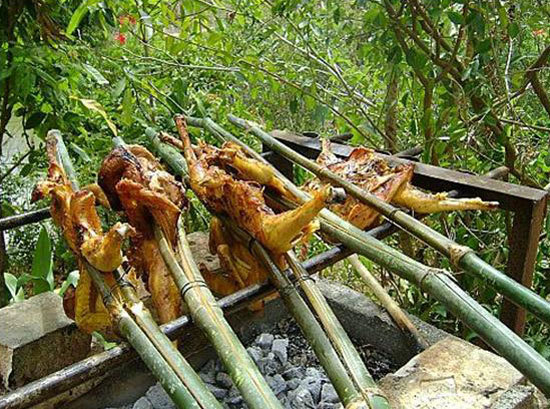 Để có những con gà nướng ngon, hợp lòng du khách, người dân Bản Đôn phải rất công phu nuôi chọn gà và có cách làm món riêng. Trước hết, giống gà phải là gà thả vườn chính hiệu. Đất ở Bản Đôn rộng, vườn thưa, gà nuôi ở đây được thả rông tự do, 13Win1 nhập link nhà cái chính của chúng là cỏ non, côn trùng và lúa rẫy. Gà được chọn nướng là loại mới lớn, độ chừng hơn một kg mỗi con. Để có những con gà nướng ngon, hợp lòng du khách, người dân Bản Đôn phải rất công phu nuôi chọn gà và có cách làm món riêng. Trước hết, giống gà phải là gà thả vườn chính hiệu. Đất ở Bản Đôn rộng, vườn thưa, gà nuôi ở đây được thả rông tự do, 13Win1 nhập link nhà cái chính của chúng là cỏ non, côn trùng và lúa rẫy. Gà được chọn nướng là loại mới lớn, độ chừng hơn một kg mỗi con.