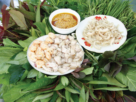Nếu một lần đến phố núi nằm ở cực bắc Tây Nguyên (Kontum), mời bạn cùng cư dân vùng sơn cước thưởng thức món gỏi lá đặc sản Tây Nguyên. Gỏi lá được chọn từ hơn 40 loại lá khác nhau, nhiều loại rất quen thuộc nhưng cũng có những loại phải tìm kiếm từ rừng Tây Nguyên mới có. Xếp một ''rừng'' lá, vị chủ nhà bắt đầu giới thiệu cho du khách từng loại lá khác nhau như lá lộc vừng, sâm đất, hồng ngọc, mơ, cải cay, ổi, đinh lăng, sung, lá lốt, trâm, mã đề, diếp cá, chó đẻ răng cưa, quế, húng, thuyền đất… Mỗi loại có một tác dụng chữa bệnh khác nhau. Nếu một lần đến phố núi nằm ở cực bắc Tây Nguyên (Kontum), mời bạn cùng cư dân vùng sơn cước thưởng thức món gỏi lá đặc sản Tây Nguyên. Gỏi lá được chọn từ hơn 40 loại lá khác nhau, nhiều loại rất quen thuộc nhưng cũng có những loại phải tìm kiếm từ rừng Tây Nguyên mới có. Xếp một ''rừng'' lá, vị chủ nhà bắt đầu giới thiệu cho du khách từng loại lá khác nhau như lá lộc vừng, sâm đất, hồng ngọc, mơ, cải cay, ổi, đinh lăng, sung, lá lốt, trâm, mã đề, diếp cá, chó đẻ răng cưa, quế, húng, thuyền đất… Mỗi loại có một tác dụng chữa bệnh khác nhau.