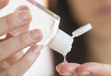 &Ocirc;m bệnh v&igrave; thường xuy&ecirc;n sử dụng nước rửa tay kh&ocirc;