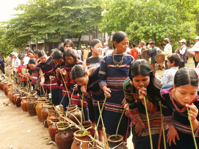 Uống rượu cần là thói quen lâu đời của đồng bào các dân tộc Tây Nguyên. Rượu cần là một thức uống không thể thiếu được trong các lễ hội cũng như dùng để tiếp đãi khách quý.Uống rượu cần thể hiện sự đoàn kết, thương yêu không có chuyện chén chú, chén anh, chén ông, chén bác… Mọi người cùng uống với nhau chung cần, trẻ, già, trai, gái nhâm nhi. Uống rượu cần là thói quen lâu đời của đồng bào các dân tộc Tây Nguyên. Rượu cần là một thức uống không thể thiếu được trong các lễ hội cũng như dùng để tiếp đãi khách quý.Uống rượu cần thể hiện sự đoàn kết, thương yêu không có chuyện chén chú, chén anh, chén ông, chén bác… Mọi người cùng uống với nhau chung cần, trẻ, già, trai, gái nhâm nhi.