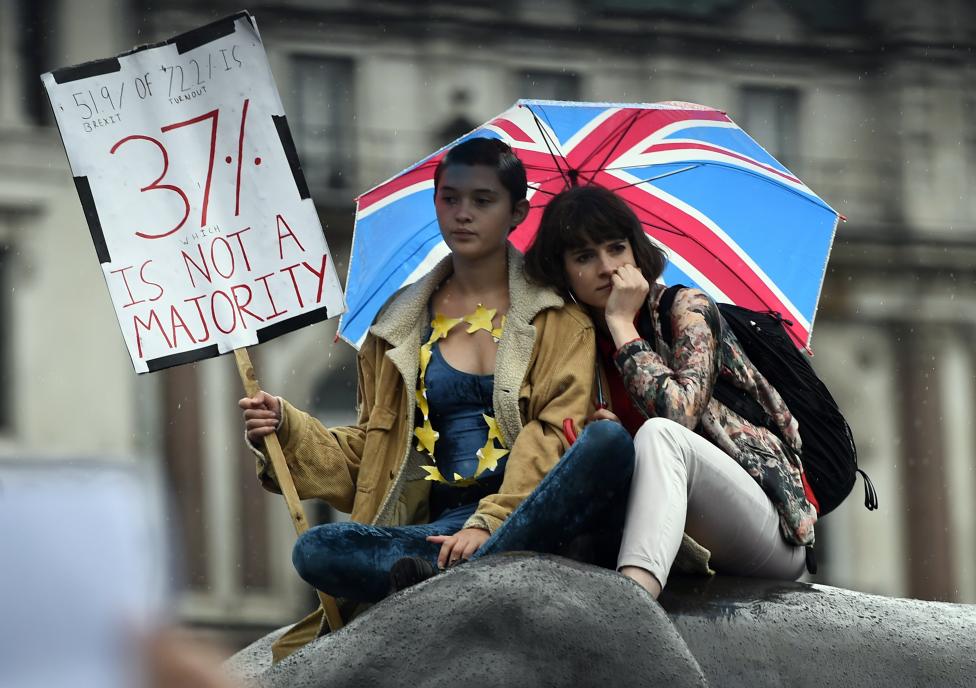 Tấm bảng trên tay cô gái Anh nói rằng ‘37% chọn Brexit không phải là con số quyết định’.
