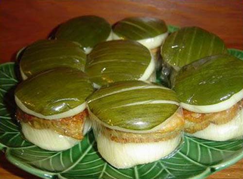 Bánh dày - đặc sản Điện Biên - là một loại bánh không thể thiếu trong trong ngày tết của người Mông. Cũng từ nếp nương, các công đoạn làm bánh yêu cầu phải làm thủ công nên rất mất thời gian. Nếp sau khi đồ là hương tỏa khắp buôn bản. Sau đó, phải dùng tay giã nhuyễn rồi mới gói bằng lá dong rừng.