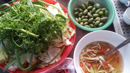 Có lẽ người miền xuôi lên Điện Biên quá ấn tượng với món nhót xanh cuốn bắp cải, rau mùi, chấm với chẳm chéo nơi đây. Cho nên cứ truyền tai nhau rằng lên Điện Biên phải tìm bằng được ăn món “chẳm chéo”. Tuyệt chiêu hút khách của món bắp cải cuốn nhót xanh chính là “chẳm chéo”. Nhót xanh tươi còn non trên cây được ngắt xuống, rửa sạch lớp phấn còn trắng bên ngoài.