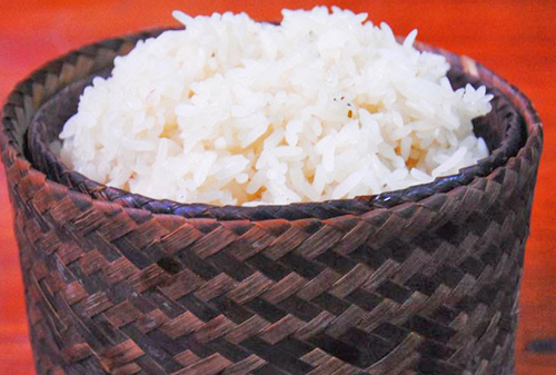 Nói đến Điện Biên, người ta nghĩ ngay đến nếp nương với những hạt nếp căng tròn, mềm dẻo. Cách đồ xôi nếp nương khá công phu, gạo nếp phải được ngâm trong nhiều giờ liền khi đồ xôi mới không bị sượng. Xôi phải được đồ trong chõ gỗ đặc biệt của dân tộc, chín bằng hơi, mềm dẻo chứ không dính tay, qua hai lần đồ mới dẻo thơm. Sau khi đồ lần thứ nhất, người ta đổ ra rá rồi lấy đũa trải ra cho đều, để một lúc sau lại cho vào chõ và tiếp tục đồ cho đến khi xôi chín đều.