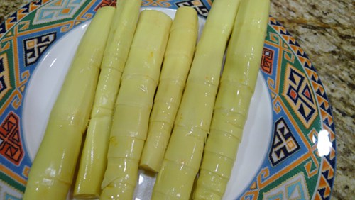 Măng đắng là sản vật và là món ăn rất phổ biến của người Điện Biên. Với măng đắng, người ta có thể chế biến thành nhiều món ăn hấp dẫn như xào, luộc, nướng, hầm xương. Đơn giản nhất là món măng đắng chấm với chẩm chéo (thứ nước chấm độc đáo đặc trưng của người Thái) khiến nhiều người mê mẩn.