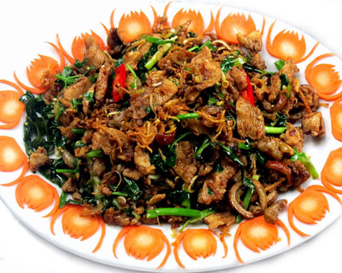 Long Khánh là vùng có nhiều cây trái, hoa quả ngọt, quanh năm nên có rất nhiều loài dơi trú ngụ. Có nhiều loại dơi: dơi quạ, dơi sen, dơi chó, dơi hương…ta có thể giăng lưới bắt gơi ban đêm trong các vườn cây ăn trái trong mùa trái chính, hoặc ban ngày tìm đơi trong các hang động, cây da, hoặc trong trần nhà tối; bọn trẻ còn bắt dơi trong cát đọt chuối. Thịt dơi rất ngọt và thơm, dơi càng hôi thì xào lăn ăn càng có vị đậm đà; thịt dơi còn có thể băm nhuyễn nấu cháo lại càng hấp dẫn. Trong bữa bữa cơm của người miền đông nam bộ có thêm mót thịt dơi xào lăn thì thật là tuyệt.