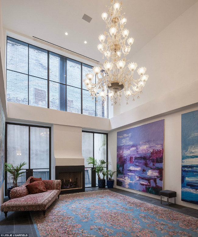 Được biết, căn penthouse này có giá lên đến 5,3 triệu USD (khoảng 120 tỷ VNĐ) nhưng Taylor chỉ tạm thời thuê chỗ này với mức giá 40 nghìn USD (khoảng 900 triệu VNĐ) mỗi tháng. Và nữ ca sĩ 27 tuổi sẽ phải chi ra 480 nghìn USD (khoảng 11 tỷ VNĐ) để thuê căn hộ này trong vòng 1 năm.