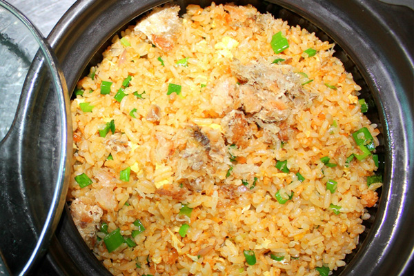 Ở các quán ăn vừa sang trọng vừa bình dân như quán Bạn Tôi (Thích Quảng Đức nối dài), Hương Việt (Cách mạng tháng Tám, phường Xuân An), Thanh Mập (Nguyễn Văn Bé, phường Xuân Thanh), quán Tài Lộc (Thích Quảng Đức, phường Xuân An), xuất hiện món cơm gà cá mặn và đã trở thành món ăn phổ biến hấp dẫn như đặc trưng riêng của vùng đất Long Khánh.  Cơm được nấu trong nồi đất, được trộn lẫn các gia vị như thịt gà, chà bông, cá mắm, nêm nếm sao cho vừa ăn. Khi ăn, niêu cơm vẫn còn để trên bếp, lúc xới cơm hơi khói bay nghi ngút tỏa mùi thơm quyến rũ; cơm nấu càng cháy ăn càng ngon và đậm đà. Đãi khách bằng món cơm gà cá mặn vừa tiện, hấp dẫn lại ngon, thắt chặt thêm tình cảm thắm thiết giữ khách và chủ.