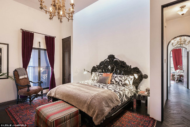 Căn penthouse mới thuê của Taylor Swift có tổng cộng 5 phòng ngủ và 5 phòng tắm kèm theo, thêm 2 phòng tắm đơn lẻ, 3 lò sưởi, bể bơi, gara xe,… Một số phòng trong căn nhà được trang trí bằng những tông màu nóng rực rỡ như đỏ, cam và tím với những đồ đạc sang trọng, đắt tiền và sàn gỗ tuyệt đẹp, sạch sẽ trải dài khắp căn nhà.