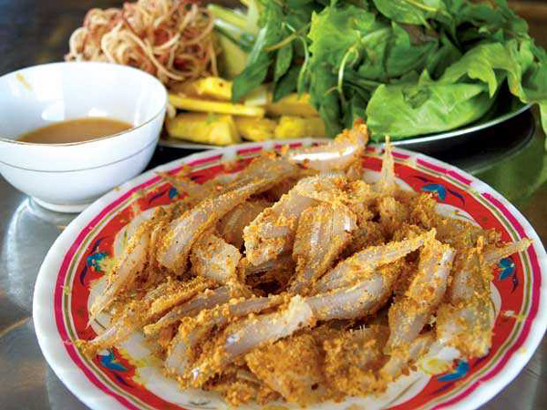 Đóng đô ven cù lao Phố với các quán san sát bờ sông Đồng Nai, gỏi cá Biên Hòa từ lâu đã trở thành món đặc sản của vùng đất này. Chỉ đơn giản là đĩa thịt cá, nồi nước lèo kèm mớ rau đủ loại, cộng với không gian đặc trưng của vùng đất cù lao đã trở thành điểm hẹn của những ai thích đi tìm những món ngon dân dã.