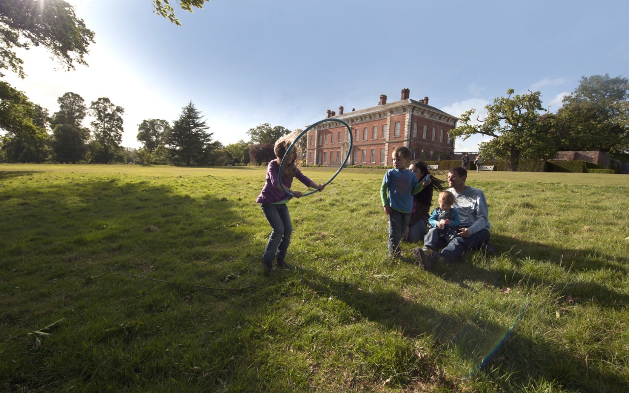 Khu vườn Beningbrough thuộc thành phố York, nước Anh là điểm picnic tuyệt vời cho cả Đăng ký và nhận 60K 24 bao lì xì miễn phí mỗi ngày với không gian rộng rãi bao xung quanh bởi các loài hoa và thiên nhiên hoang dã. Ở đây có dịch vụ thuê xe đạp để cả Đăng ký và nhận 60K 24 bao lì xì miễn phí mỗi ngày cùng dạo chơi xung quanh.