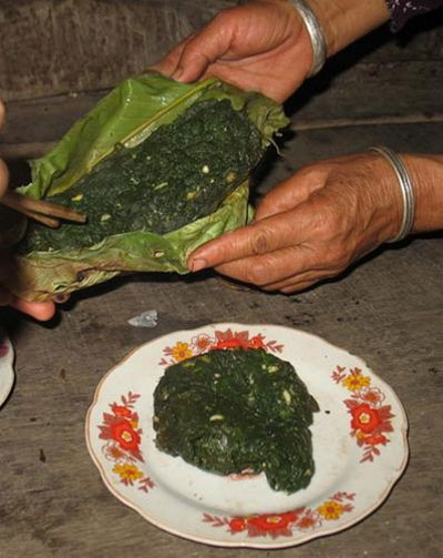 Rêu đá có màu xanh lục, mọc bám vào những tảng đá chìm trong khe suối. Vào ngày Hội Hái rêu, đàn bà con gái Thái tấp nập đua nhau ra suối. Rêu dài miên man, dập dờn trong bụng nước, lúc vớt lên, còn lưu luyến lóng lánh bám nhiểu giọt nước. Các cô gái Thái vắt rêu thành từng nắm, rêu mịn mát, nắm tròn như bột lọc. Đối với người Thái ở Mường Lò, rêu là món ăn chỉ dành cho khách quý. Nào là rêu nướng, rêu rán, nhưng độc đáo nhất vẫn là món trộn với các loại gia vị rồi đem nướng.
