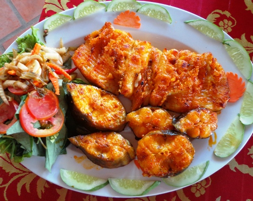Cá lăng nướng - đặc sản Đắk Nông - đặc sản của núi rừng được rất nhiều du khách yêu thích. Người dân nơi đây thường nói vui nếu ai đến Đắk Nông mà chưa thưởng thức cá lăng nướng thì chưa được xem là đã đến đây.