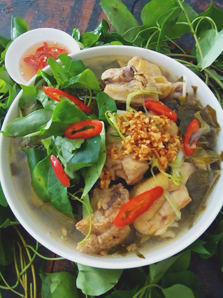 Long Khánh miền đông đất đỏ bazan lá giang mọc rất nhiều, nó thuộc họ dây leo, thường mọc trong rừng cao su. Lá giang được nhặt kỹ, rửa sạch, trước khi để ráo nhớ vò mạnh tay một tí cho lá hơi bị dập ra vị chua mới đáo để và hấp dẫn.  Trên bếp đã chuẩn bị sẵn con gà luộc, nước luộc gà dùng để nấu canh lá giang thì trên cả tuyệt vời; chỉ cần sử dụng một ít thịt đầu, cổ cánh, chân và cả phao câu nững cho nồi canh thêm ngọt.   Sau khi nêm nếm vừa miệng ăn, nhớ bỏ thêm chút đường cát cho nó đậm đà, chua chua mà ngọt ngọt mới bắt mồi (món này dân nhậu khoái chí lắm). Lá giang để ráo, nồi nước vừa sôi sùng sục bỏ lá vào, khuấy đều để cho lá ngả màu vàng, nêm lại một ít là được. 