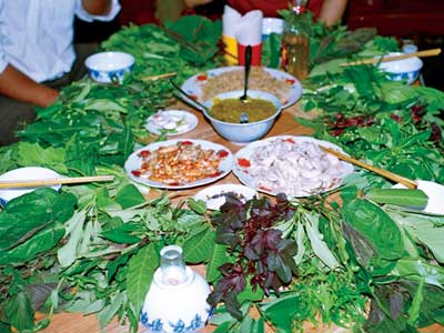 Đến với Tây Nguyên đại ngàn, ngoài thắng cảnh thiên nhiên hùng vĩ, 13Win 19.com nhiều ưu đãi hấp dẫn thân thiện chắc chắn bạn sẽ còn cảm nhận được Tây Nguyên qua những chiếc lá. Mỗi loại lá đều được lựa chọn rất nghiêm ngặt, điều quan trọng nhất là chúng không có độc tố, không phản ứng lẫn nhau. Lẩu lá rừng chính là kinh nghiệm từ ngàn đời của đồng bào dân tộc bản địa được đúc kết. Mỗi loại lá đều chứa đựng trong mình những chất dinh dưỡng đặc biệt, có tác dụng tốt đối với sức khoẻ.