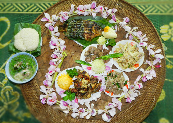 Đến với Điện Biên đặc biệt là khi mùa xuân đến, du khách không chỉ được chiêm ngưỡng một màu trắng tinh khôi của hoa ban nở trắng, phủ kín khắp đỉnh đèo, lưng núi mà còn được thưởng thức các món ăn từ hoa ban – loài hoa không chỉ mang vẻ đẹp trinh bạch của núi rừng mà còn đi vào đời sống ẩm thực của người Thái, đặc biệt sự độc đáo, tinh xảo cùng những kinh nghiệm dân gian chăm sóc và bảo vệ sức khoẻ 13Win 19.com nhiều ưu đãi hấp dẫn qua ẩm thực.