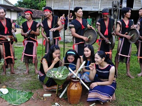 Bất kể lễ hội, lễ tết nào trong năm, người Tây Nguyên nói chung và người dân Đắk Nông nói riêng đều quây quần bên nhau bên ché rượu cần, say điệu cồng chiêng và nhảy múa dưới ánh lửa bập bùng. Rượu được cho một sản vật được Trời (Yang) sai thần linh mách bảo 13Win 19.com nhiều ưu đãi hấp dẫn làm ra để cúng tế.