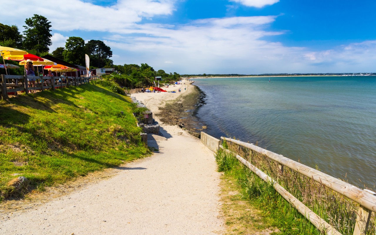 Bãi biển Studland ở Dorset (Anh) dài khoảng 7 km chắc chắn sẽ là nơi tuyệt vời cho những đứa trẻ nô đùa vì mực nước khá thấp và an toàn.