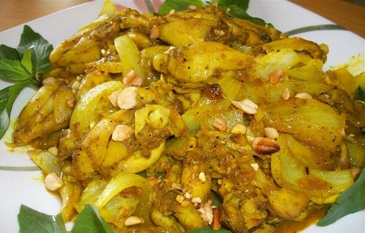 Đến mùa mưa dầm người dân Đồng Tháp thường đi soi ếch, thịt ếch thơm ngon, dai và giàu dinh dưỡng. Nếu mưa càng lớn càng dai dẳng thì sẽ càng bắt được nhiều ếch. Những chú ếch to bè, xỏ thành xâu với cặp đùi tròn mọng, căng múp nhìn qua đã thấy rất ngon. Có rất nhiều cách chế biến món ếch, như: Ếch chiên bơ vừa thơm vừa béo và giòn, ếch xào lăn nước cốt dừa, ếch nướng sả ớt hay nấu cháo ếch bốc khói thơm phức đều ngon tuyệt.